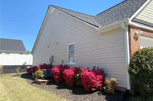 967 Village View Cir, Loganville, GA 30052 - Photo 2