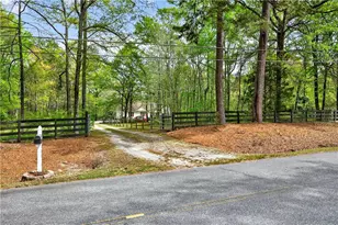 185 Lowell Dr, Sharpsburg, GA 30277 - Photo 2