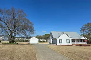 352 Olde Wick Trl, Hoschton, GA 30548 - Photo 2