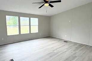 410 Crystal Dr, Carrollton, GA 30116 - Photo 4