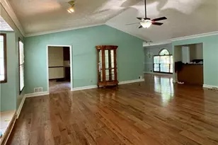 910 Thousand Oaks Dr, Lawrenceville, GA 30043 - Photo 2