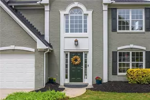 1005 Crabapple Lake Cir, Roswell, GA 30076 - Photo 2