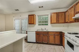 5670 Wells Cir, Stone Mountain, GA 30087 - Photo 12