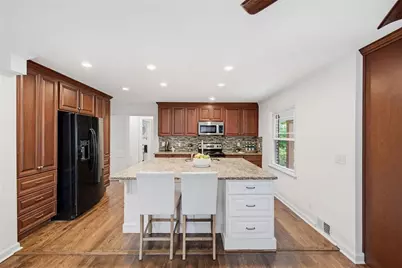 445 Forest Hills Drive NE, Sandy Springs, GA 30342 - Photo 8