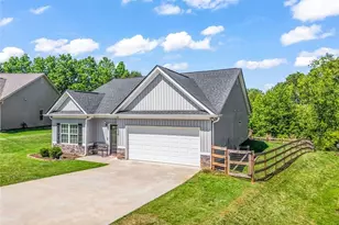 372 Highland Pointe Dr, Alto, GA 30510 - Photo 2