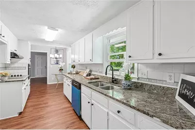 889 Valley Creek Drive, Stone Mountain, GA 30083 - Photo 10