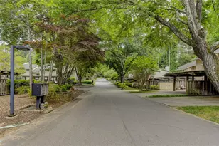 2075 Clairmeade Valley Rd NE, Atlanta, GA 30329 - Photo 24