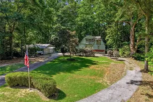 327 Lewis Cir, Commerce, GA 30529 - Photo 2
