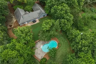 555 Saddle Creek Cir, Roswell, GA 30076 - Photo 2