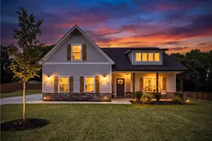 241 Webb Mdws Dr, Jefferson, GA 30549 - Photo 2