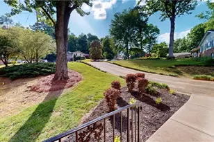 2590 Bentbrook Ct, Dunwoody, GA 30360 - Photo 2