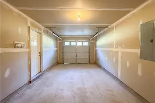 202 Bluff Ct, Jackson, GA 30233 - Photo 14