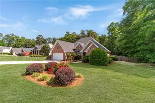 2111 Vintage Oaks Dr, Loganville, GA 30052 - Photo 2