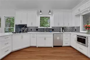 705 Glengary Way NE, Atlanta, GA 30342 - Photo 8