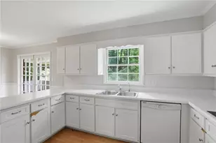 7195 Hunters Branch Dr, Atlanta, GA 30328 - Photo 10