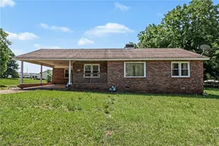 422 Bartson St, Lavonia, GA 30553 - Photo 2