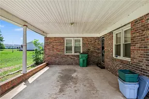 422 Bartson St, Lavonia, GA 30553 - Photo 4