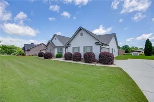 818 Bradmore Ct, Hoschton, GA 30548 - Photo 2