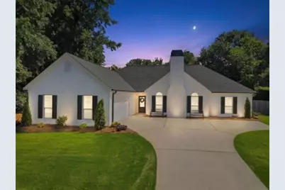 1921 E Bay Street E, Hoschton, GA 30548 - Photo 2