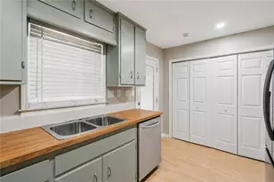 16 Holly Downs Ct NW, Atlanta, GA 30318 - Photo 10