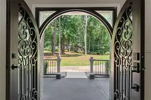 2023 Stoneleigh Dr, Stone Mountain, GA 30087 - Photo 10