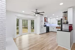 9785 La View Cir, Roswell, GA 30075 - Photo 10