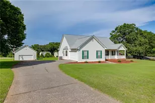 352 Olde Wick Trl, Hoschton, GA 30548 - Photo 2