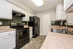 8990 Sterling Ridge Ln, Jonesboro, GA 30238 - Photo 4
