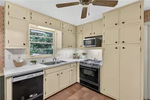 6885 Heathfield Dr, Atlanta, GA 30328 - Photo 12