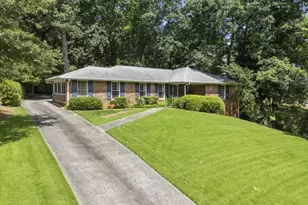 4870 Lansbury Dr, Sandy Springs, GA 30342 - Photo 4