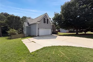 1240 Platinum Dr, Hoschton, GA 30548 - Photo 6