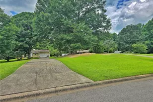120 Aspen Lake Dr, Newnan, GA 30263 - Photo 2