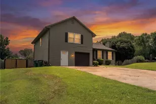 3802 Saddle Ridge Dr, Snellville, GA 30039 - Photo 2
