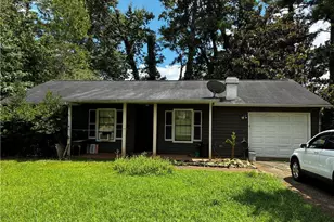 3901 Wood Path Dr, Stone Mountain, GA 30083 - Photo 2