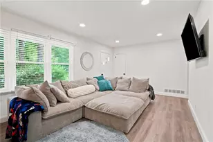 581 Meadowbrook Dr SE, Marietta, GA 30067 - Photo 4