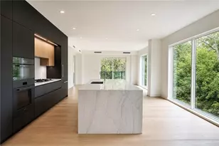 318 Sandy Springs Cir, Atlanta, GA 30328 - Photo 2