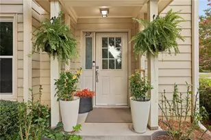 217 Peachtree Hollow Ct, Sandy Springs, GA 30328 - Photo 4