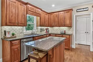 209 Amberleigh Cir, White, GA 30184 - Photo 4