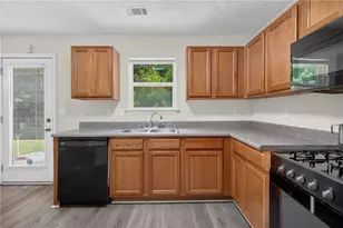 9426 Lakeview Rd, Union City, GA 30291 - Photo 12