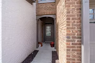 4922 Berkeley Oak Cir, Peachtree Corners, GA 30092 - Photo 2