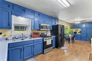 150 Aspen Lake Dr E, Newnan, GA 30263 - Photo 2