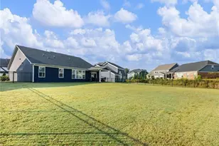627 Michigan Cir, Hoschton, GA 30548 - Photo 2