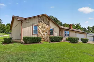 1019 Parkwest Ln, Stone Mountain, GA 30088 - Photo 2