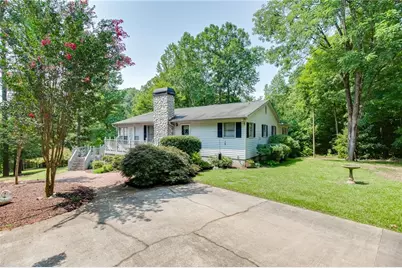 215 Heath Cove, Lavonia, GA 30553 - Photo 2