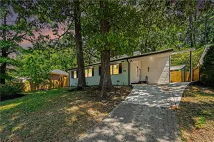 2828 Cloverhurst Dr, East Point, GA 30344 - Photo 2