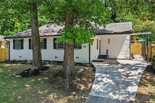 2828 Cloverhurst Dr, East Point, GA 30344 - Photo 2