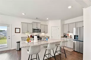385 Shasta Ct, Hoschton, GA 30548 - Photo 4