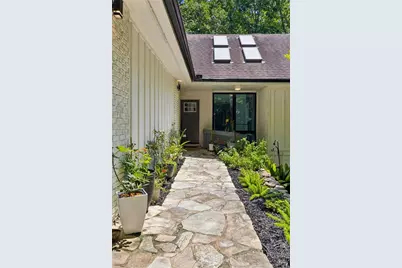 2330 Castle Lane NE, Marietta, GA 30062 - Photo 8