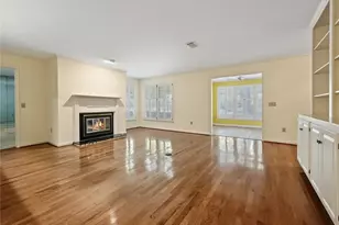 306 Bainbridge Dr, Sandy Springs, GA 30327 - Photo 12