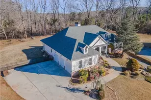 410 Caldwell Ln, Hoschton, GA 30548 - Photo 2